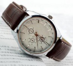 Men watch with 3 imitation eyes